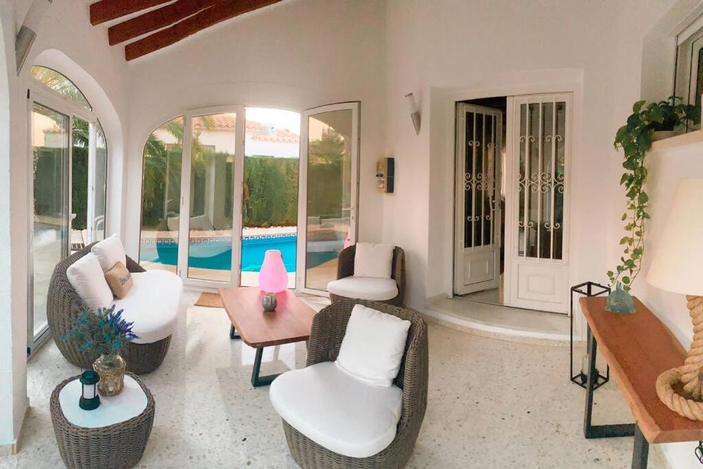 Impresionante Villa Con Piscina - Oliva Nova Экстерьер фото